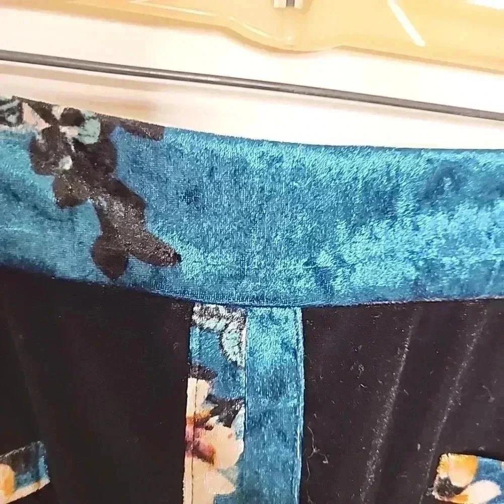 The Pyramid Floral Crushed Velvet Midi Skirt. Size Large. Nwt - Picture 4 of 4